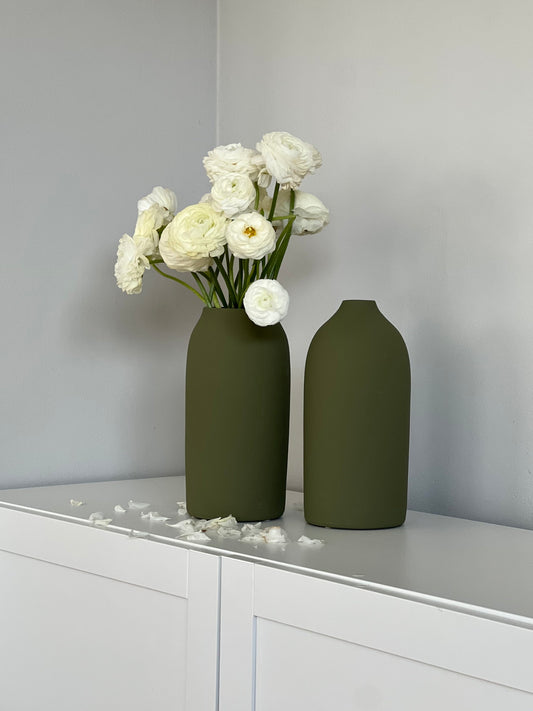 Vasen in Olivgrün aus Steingut